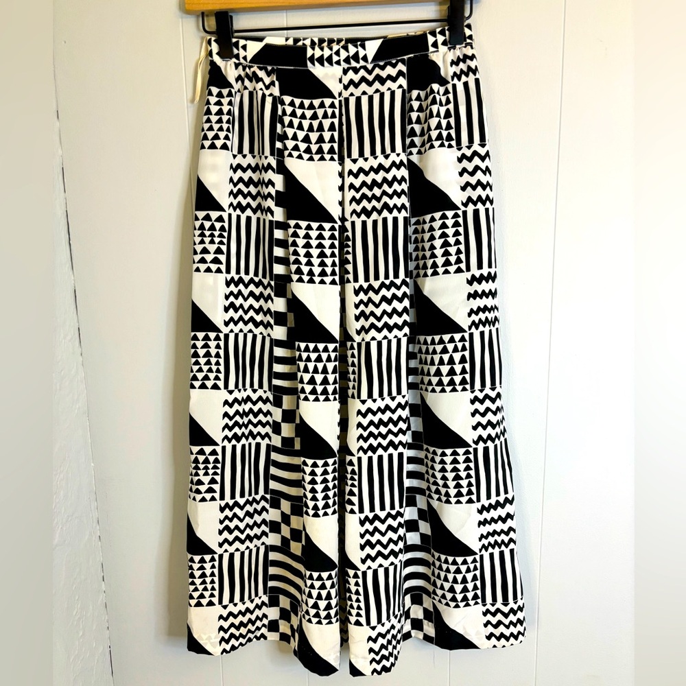 Black and White Geometric Patterned Skirt